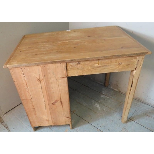 806 - A vintage pine kneehole desk with three short drawers fitted with turned wooden knob handles, raised... 