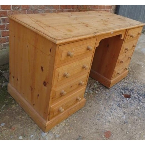 809 - A striped pine kneehole desk containing eight short drawers each fitted with twin turned wooden knob... 