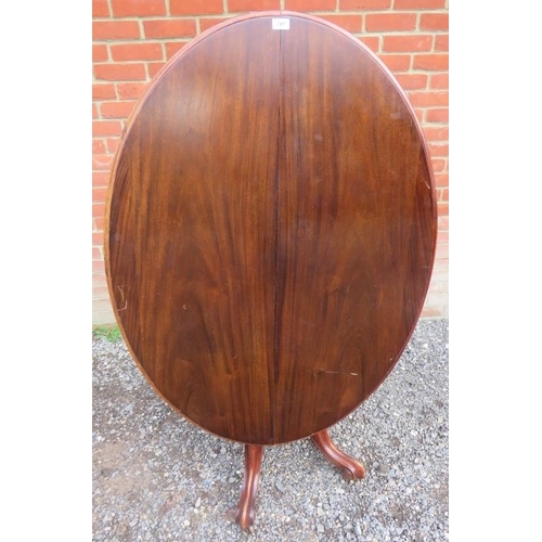 822 - A 19th century Victorian mahogany tilt top oval loo table on a turned column base raised on four Fle... 