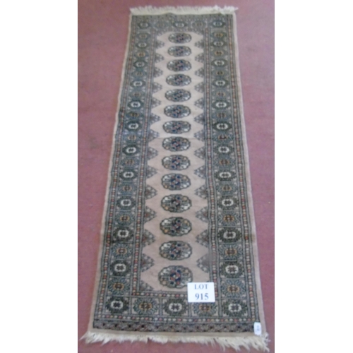 915 - A 20th Century style runner, 170cm x 64cm.
Estimated: £20-£40.