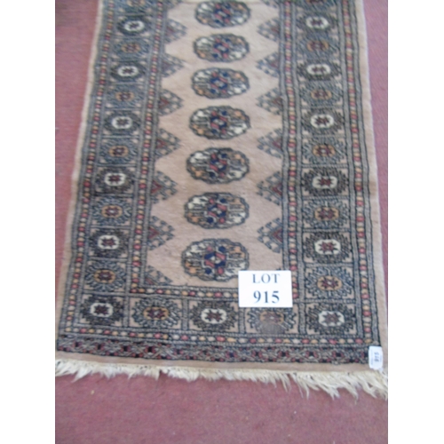 915 - A 20th Century style runner, 170cm x 64cm.
Estimated: £20-£40.