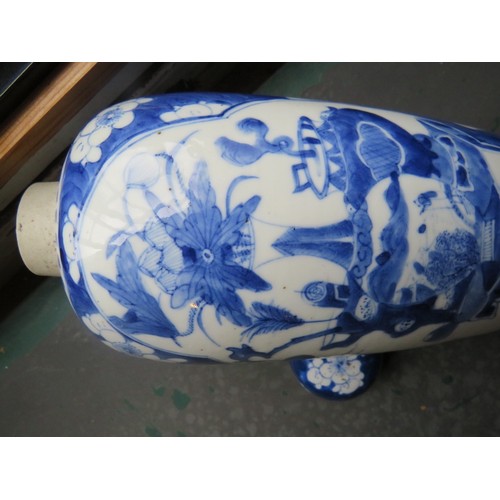 10 - A fine Chinese antique porcelain covered vase decorated in the Kangxi style, probably 19th Century, ... 