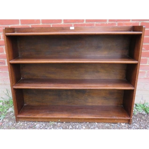 783 - A solid oak Art Deco open low bookcase comprising three shelves.
Condition report: Minor marks consi... 