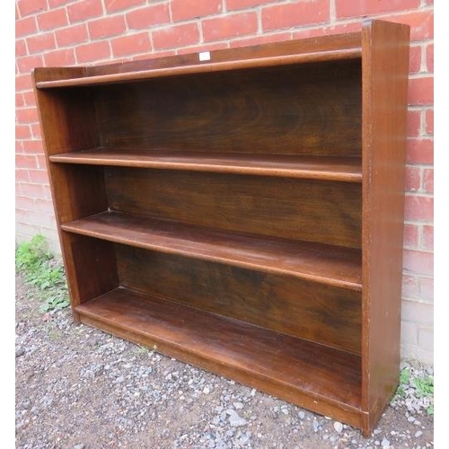 783 - A solid oak Art Deco open low bookcase comprising three shelves.
Condition report: Minor marks consi... 