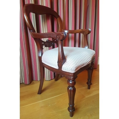 900 - A solid mahogany reproduction Victorian style extending dining table raised on fluted legs with cast... 