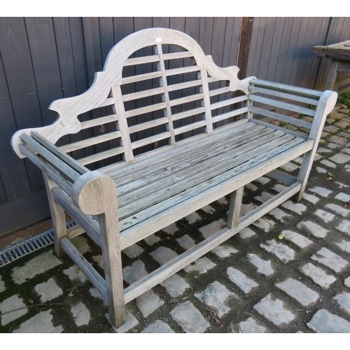 947 - A nicely weathered teak Lutyens style garden bench.
Condition report: One loose slat to armrest.
106... 