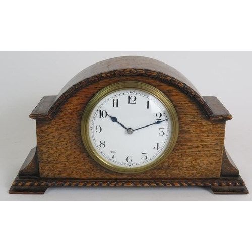 113 - An early 20th Century oak cased French mantel clock with enamel dial. Height 13.5cm.
Condition repor... 