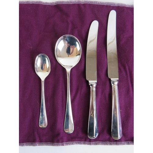 115 - A 24 piece suite of modern rats tail silver plated cutlery to include six dinner knives, six dessrt ... 