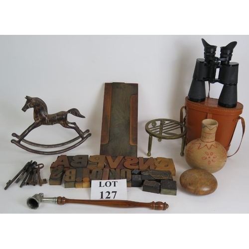 127 - A mixed lot to include wooden printing blocks, binoculars, old keys, candle snuffer, vase trivet, ro... 