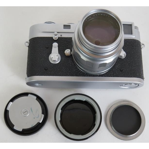 201 - A Leica M2 camera No 1113241 circa 1965 with 90mm F2.8 Lettz lens and covers.
Condition report: Ligh... 