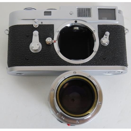 201 - A Leica M2 camera No 1113241 circa 1965 with 90mm F2.8 Lettz lens and covers.
Condition report: Ligh... 