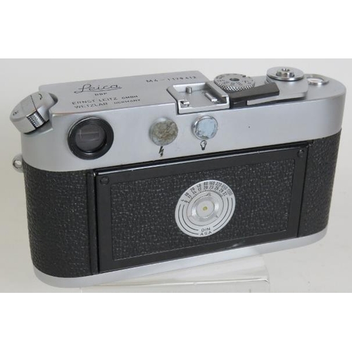 207 - A Leica M4 camera No 1179412 circa 1967 with Summicrom 35mm F2 lens and leather case.
Condition repo... 