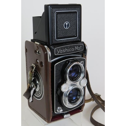 217 - A Yashica-mat copal MXV TLR camera No MT1090292 with 80mm F3.5 lenses and leather case.
Condition re... 