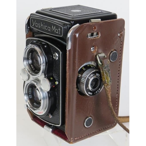 217 - A Yashica-mat copal MXV TLR camera No MT1090292 with 80mm F3.5 lenses and leather case.
Condition re... 