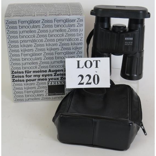 220 - A pair of Zeiss binoculars 10x40 Dialyt short focussing model 9901 with case and box.
Condition repo... 