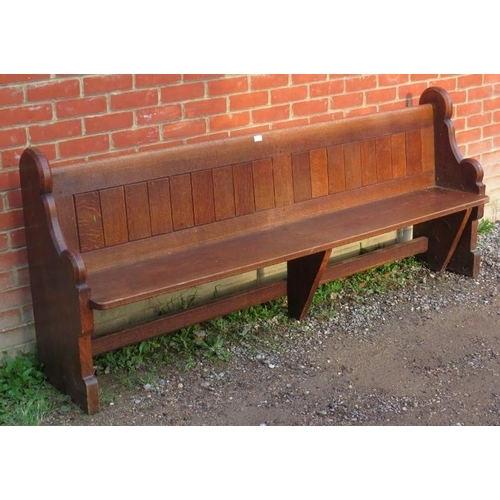 806 - A vintage solid oak church pew with shaped end sections & rounded armrests.
Condition report: Minor ... 