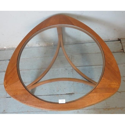 859 - A vintage mid century teak coffee table by Nathan with circular glass insert.
Condition report: Ligh... 