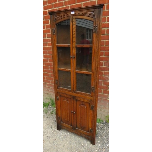 876 - A good quality reproduction solid oak period style freestanding corner cupboard.
Condition report: N... 