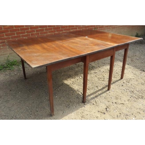 894 - A Georgian mahogany drop leaf dining table with reeded edging and parquetry detail, raised on taperi... 