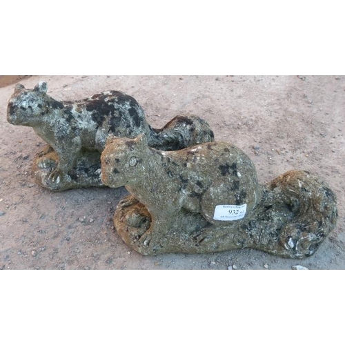 932 - A pair of nicely weathered reconstituted stone garden ornaments in the form of squirrels.
15cm high ... 