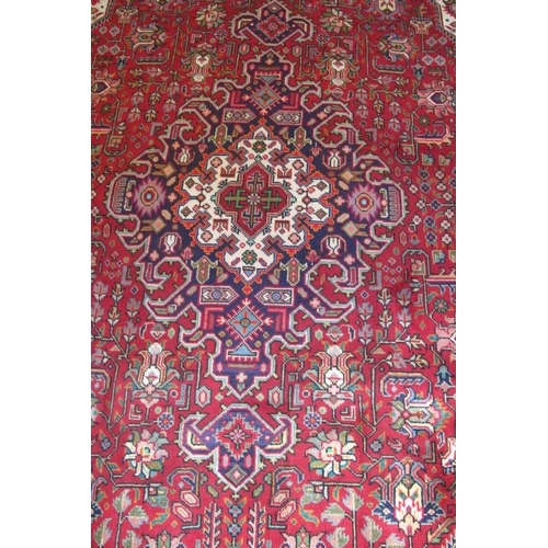 965 - A fine Persian Tabriz carpet. 300cm x 200cm.
Condition report: Good even colour and superb condition... 