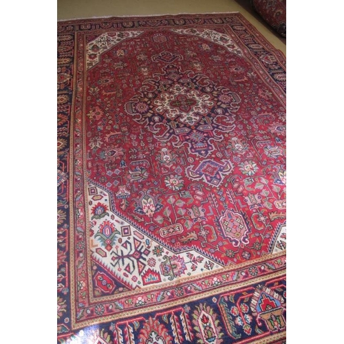 965 - A fine Persian Tabriz carpet. 300cm x 200cm.
Condition report: Good even colour and superb condition... 