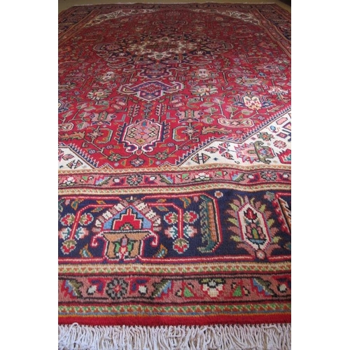 965 - A fine Persian Tabriz carpet. 300cm x 200cm.
Condition report: Good even colour and superb condition... 