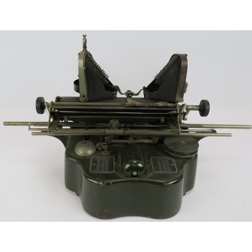 104 - A 1913 Oliver No 9 typewriter in green finish with canvas cover.
Condition report: Not tested.