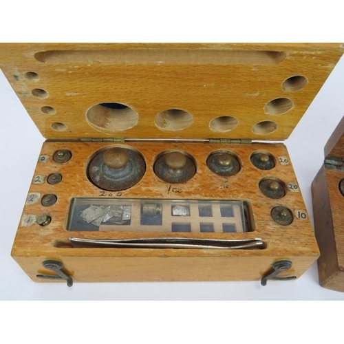 123 - Two vintage sets of metric scale weights, both cased in fitted wooden boxes (2).
Condition report: S... 