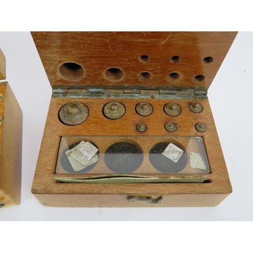 123 - Two vintage sets of metric scale weights, both cased in fitted wooden boxes (2).
Condition report: S... 