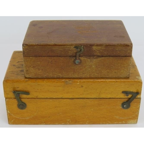 123 - Two vintage sets of metric scale weights, both cased in fitted wooden boxes (2).
Condition report: S... 