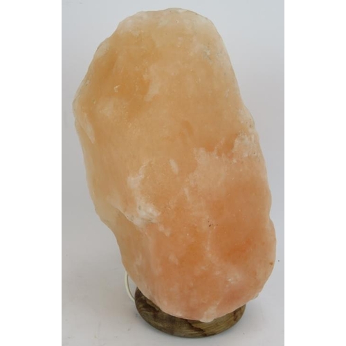 184 - A large pink Himalayan salt crystal lamp on turned wood base. Height 37cm.
Condition report: Unteste... 