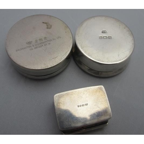 312 - A collection of three silver pill boxes, all fully hallmarked. Approx weight 1 troy oz/32 grams.
Con... 