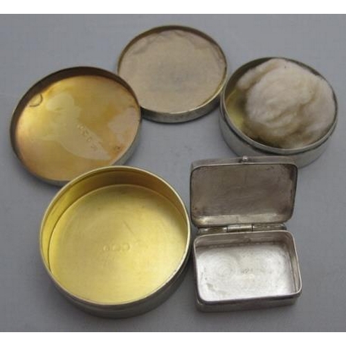 312 - A collection of three silver pill boxes, all fully hallmarked. Approx weight 1 troy oz/32 grams.
Con... 