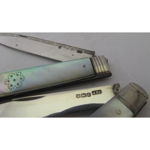 380 - Two silver bladed & mother of pearl handled pen knives, Sheffield 1916 & 1932, a small silver bladed... 