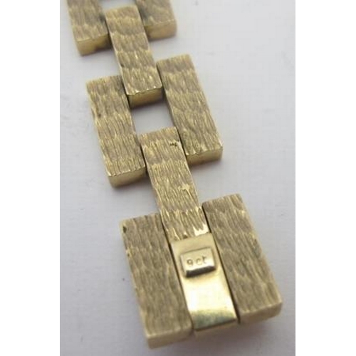 387 - A 9ct yellow gold square link bracelet, approx weight 28 grams.
Condition report: Some surface scrat... 