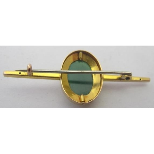 416 - A 9ct yellow gold bar brooch set with a green stone cameo. Approx weight 3 grams.
Condition report: ... 