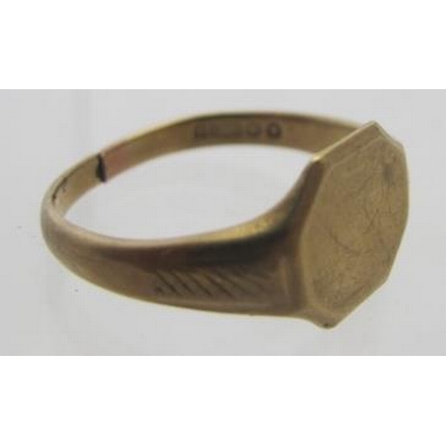 422 - A 9ct gold signet ring. Approx weight 3.8 grams.
Condition report: £80-£120
Condition report: Broken... 