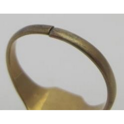 422 - A 9ct gold signet ring. Approx weight 3.8 grams.
Condition report: £80-£120
Condition report: Broken... 