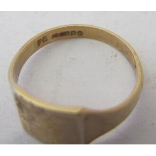 495 - A 9ct gold signet ring with engraving on one corner, size J. Approx weight 2 grams.
Condition report... 