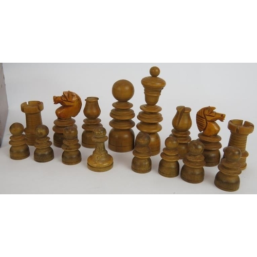 68 - A vintage turned boxwood & ebony chess set in oak box. Tallest piece 7.2cm.
Condition report: One wh... 