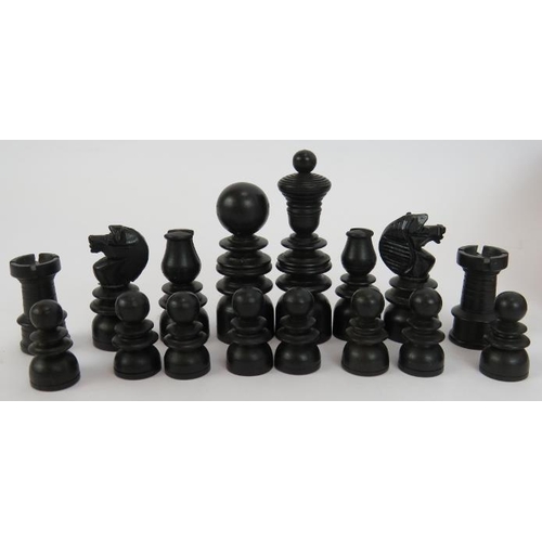 68 - A vintage turned boxwood & ebony chess set in oak box. Tallest piece 7.2cm.
Condition report: One wh... 