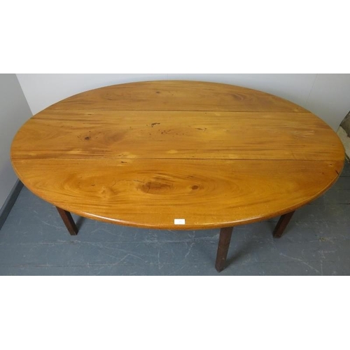 702 - A 19th century pale mahogany oval drop-leaf hunt table, on square supports. Possibly Irish. 
Conditi... 