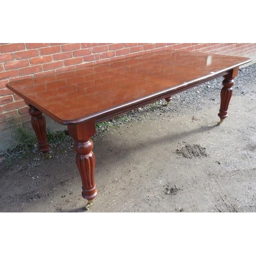 830 - A mahogany Victorian style extending dining table, with extra leaf, on baluster turned fluted suppor... 