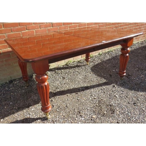 830 - A mahogany Victorian style extending dining table, with extra leaf, on baluster turned fluted suppor... 