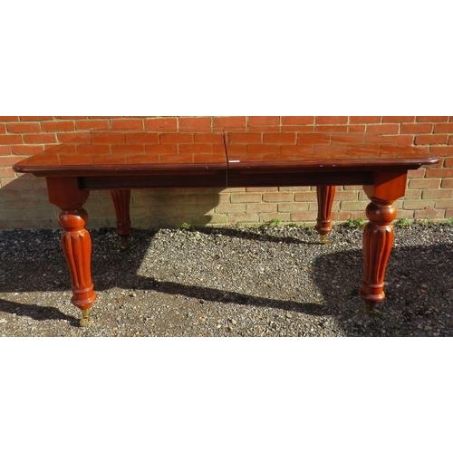 830 - A mahogany Victorian style extending dining table, with extra leaf, on baluster turned fluted suppor... 