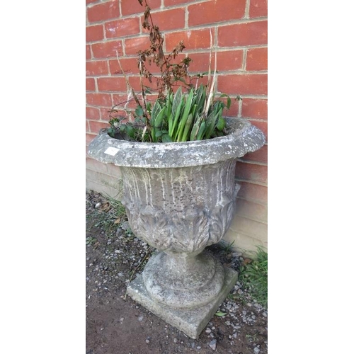 862 - A nicely weathered reconstituted stone garden urn in the Grecian style.
Condition report: No issues.... 