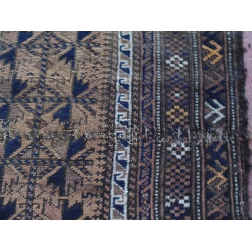 901 - A late 19th Century to early 20th Century Persian rug, 140cm x 100cm. 
Condition report: Some repair... 