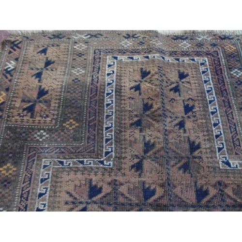 901 - A late 19th Century to early 20th Century Persian rug, 140cm x 100cm. 
Condition report: Some repair... 