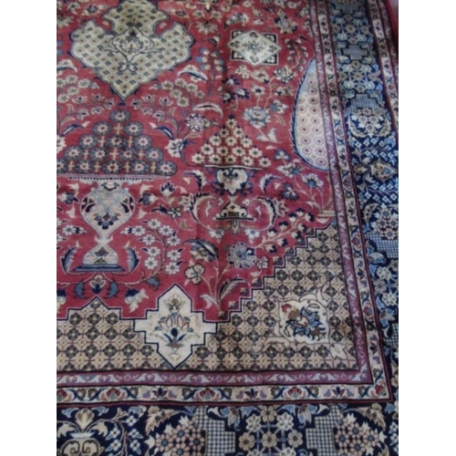 913 - A superb quality Isfahan carpet (Isfahan is a city in central Iran), beautiful design. 4.10 x 3.00.
... 